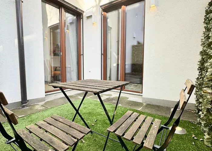 Moebliertes Mit Terrasse Διαμέρισμα *